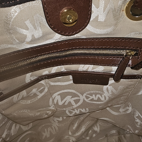 Michael Kors Giraffe Print Tote w/Dust Cover - Picture 11 of 13